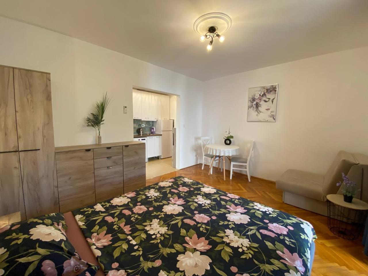 Alina'S Apartment เบชิชิ ภายนอก รูปภาพ